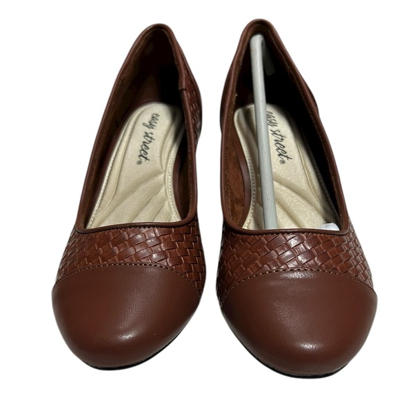 NWT easy street faux leather woven chocolate brown heels dress shoes low heel - Picture 3 of 16